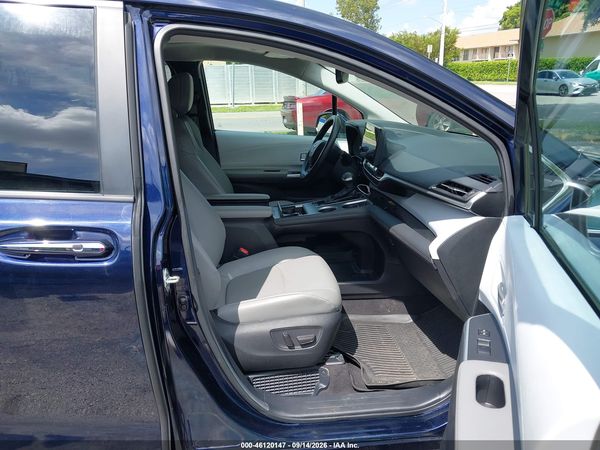2025 TOYOTA SIENNA XLE