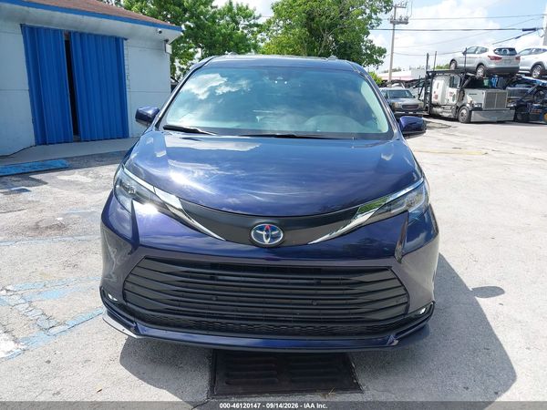 2025 TOYOTA SIENNA XLE