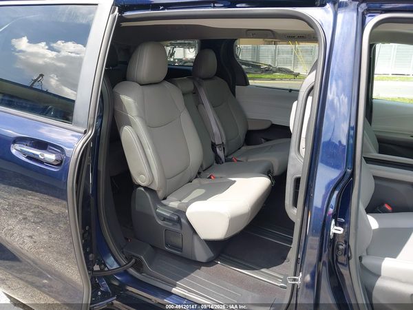 2025 TOYOTA SIENNA XLE