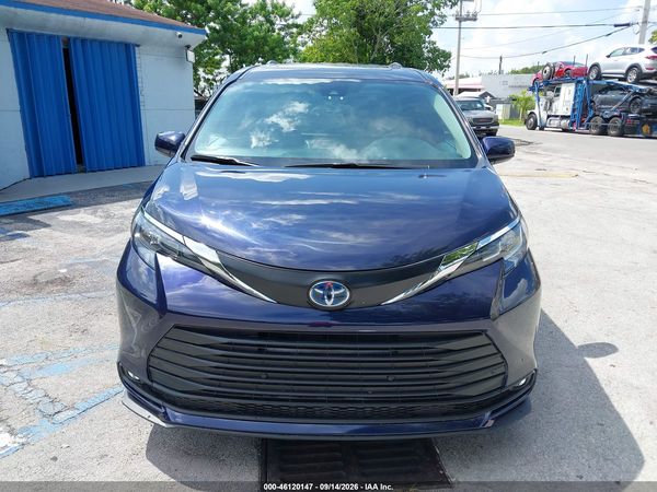 2025 TOYOTA SIENNA XLE
