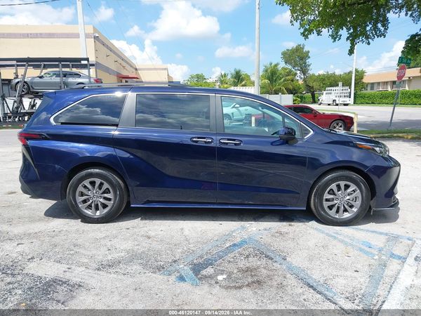 2025 TOYOTA SIENNA XLE