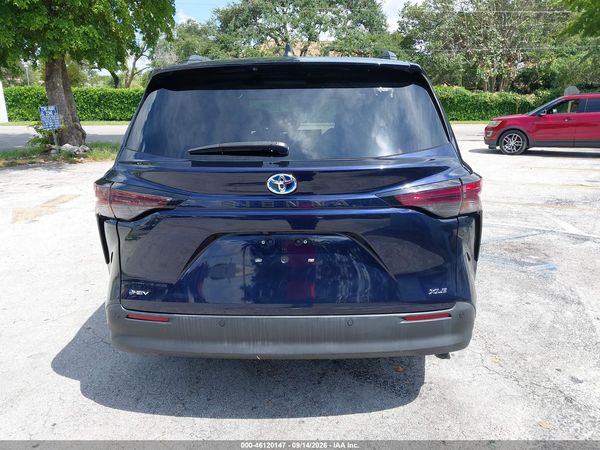 2025 TOYOTA SIENNA XLE