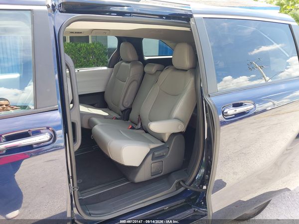 2025 TOYOTA SIENNA XLE