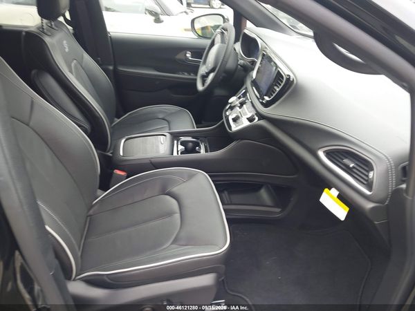 2027 CHRYSLER PACIFICA Limited — I5