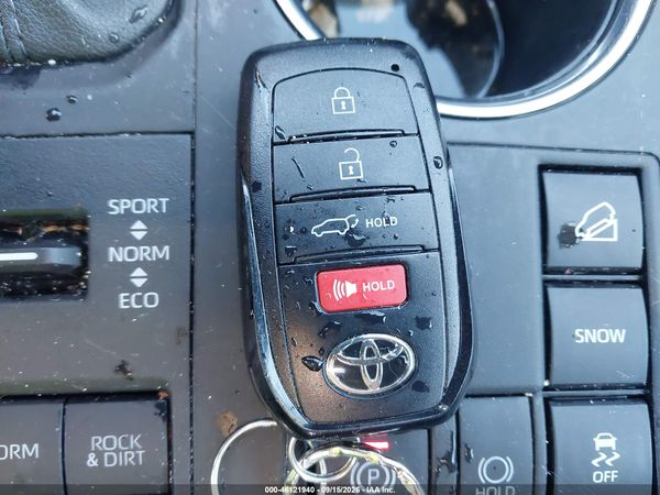 2024 TOYOTA HIGHLANDER XLE — I11