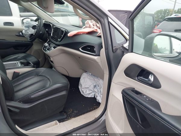 2022 CHRYSLER PACIFICA TOURING L — I5