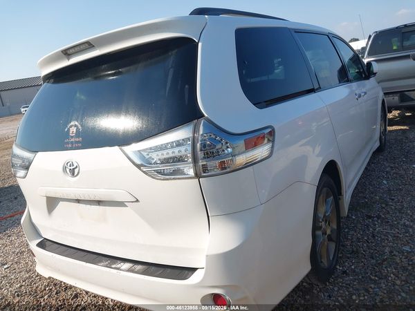 2013 TOYOTA SIENNA SE 8 PASSENGER — I4