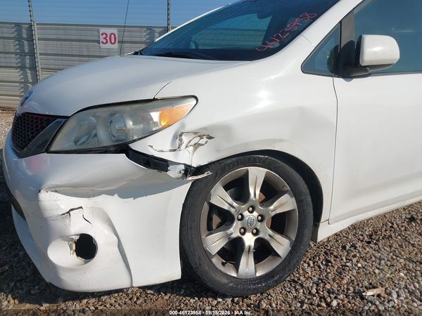 2013 TOYOTA SIENNA SE 8 PASSENGER — I6