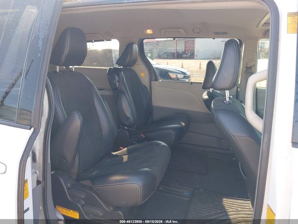 2013 TOYOTA SIENNA SE 8 PASSENGER — I8
