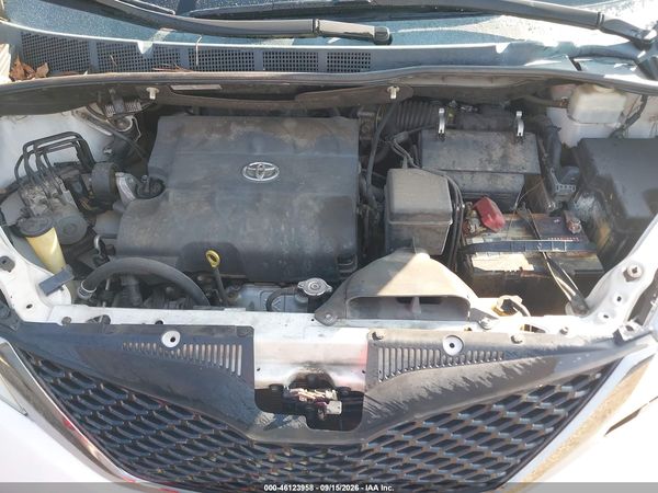 2013 TOYOTA SIENNA SE 8 PASSENGER — I10