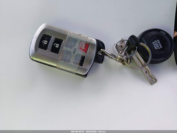 2014 TOYOTA SIENNA LIMITED V6 7 PASSENGER — I11