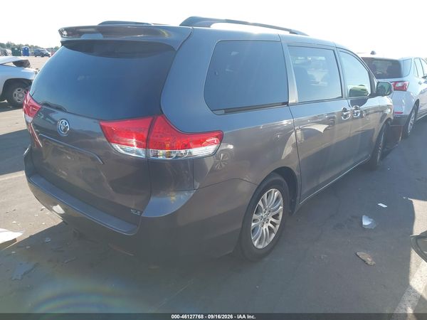 2013 TOYOTA SIENNA XLE V6 8 PASSENGER — I4