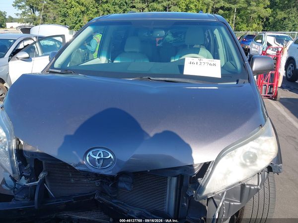 2013 TOYOTA SIENNA XLE V6 8 PASSENGER — I115
