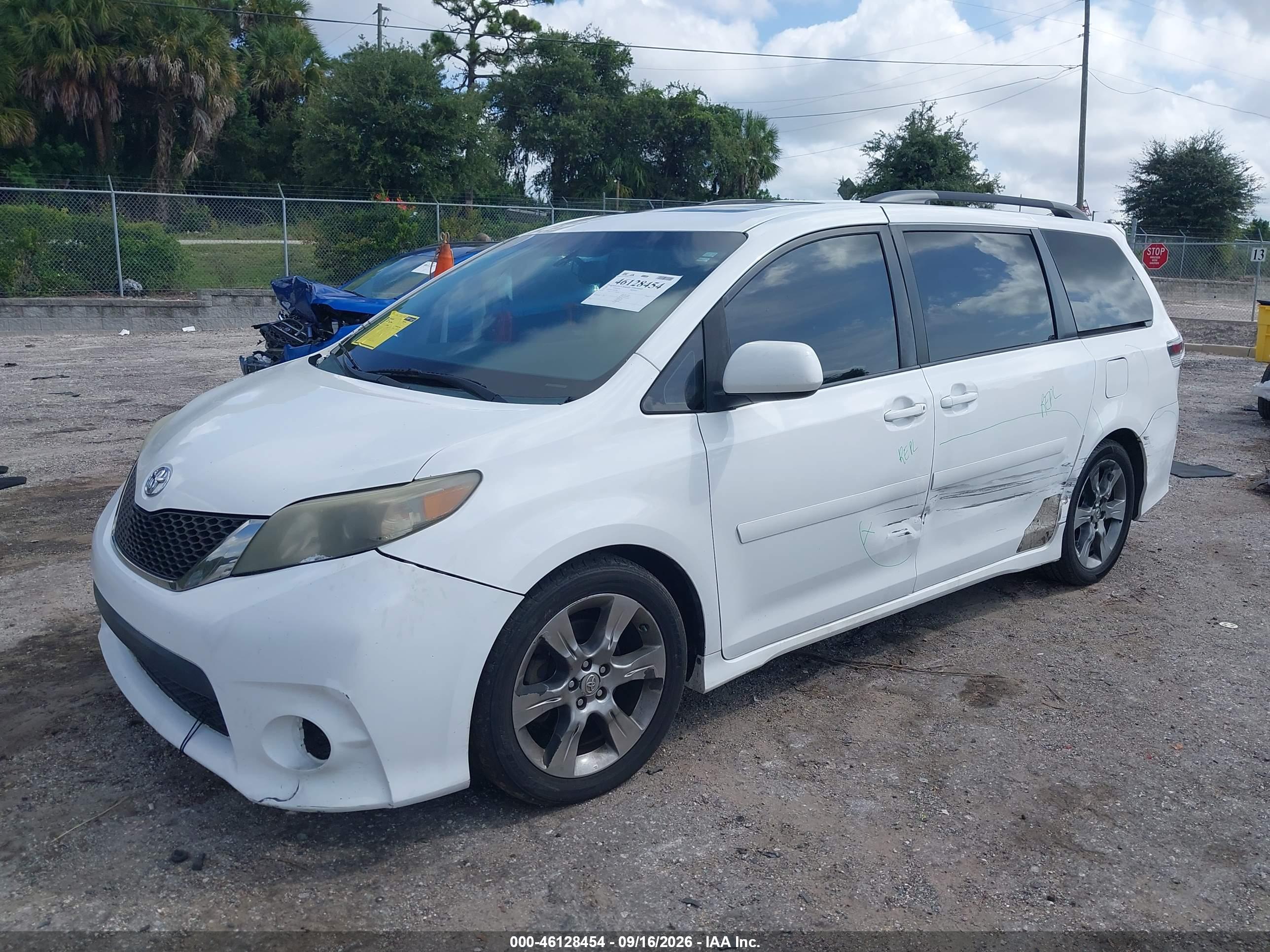 2012 TOYOTA SIENNA SE 8 PASSENGER — I2