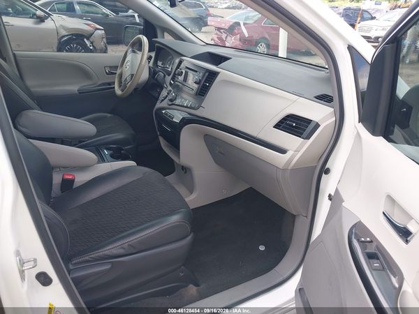 2012 TOYOTA SIENNA SE 8 PASSENGER — I5