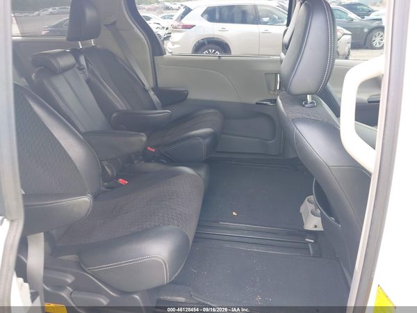 2012 TOYOTA SIENNA SE 8 PASSENGER — I8