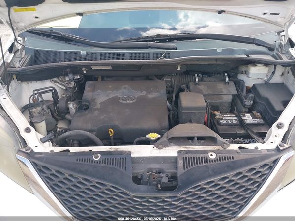 2012 TOYOTA SIENNA SE 8 PASSENGER — I10