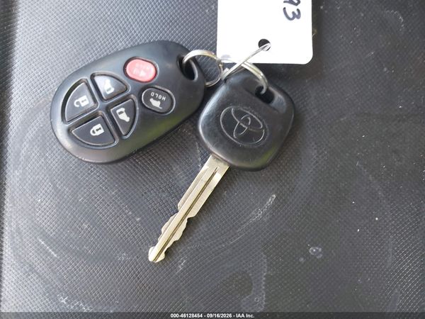 2012 TOYOTA SIENNA SE 8 PASSENGER — I11