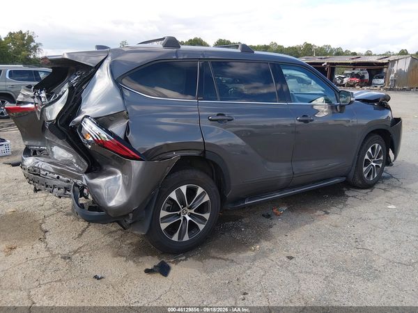 2022 TOYOTA HIGHLANDER XLE — I4