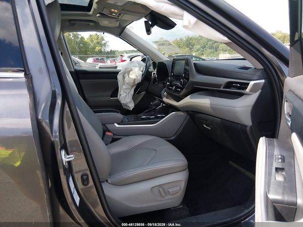 2022 TOYOTA HIGHLANDER XLE — I5