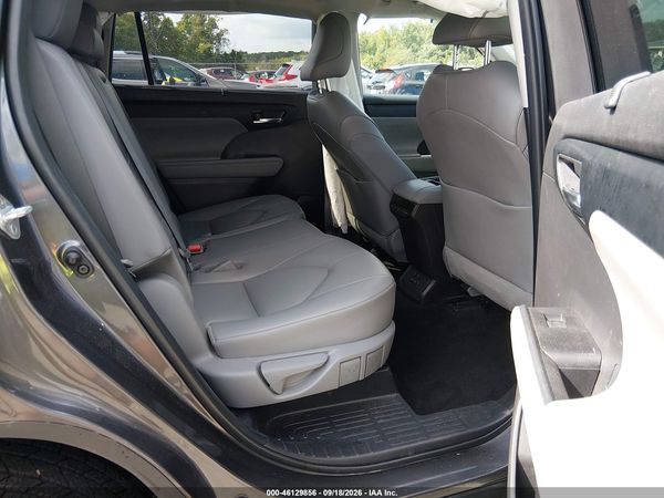 2022 TOYOTA HIGHLANDER XLE — I8