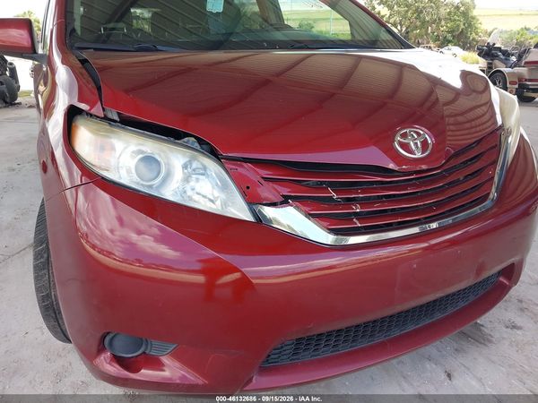 2015 TOYOTA SIENNA LE 8 PASSENGER — I152