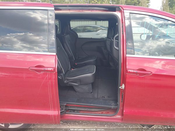 2027 CHRYSLER PACIFICA Limited — I8