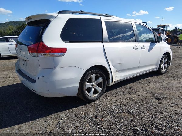 2013 TOYOTA SIENNA LE V6 8 PASSENGER — I4