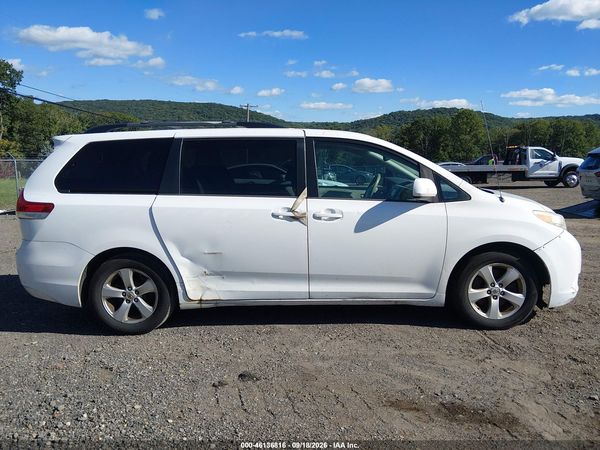 2013 TOYOTA SIENNA LE V6 8 PASSENGER — I116