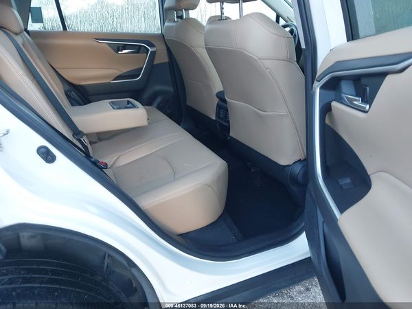 2019 TOYOTA RAV4 XLE PREMIUM — I8