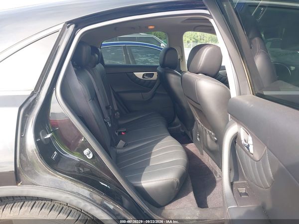 2016 INFINITI QX70 — I8