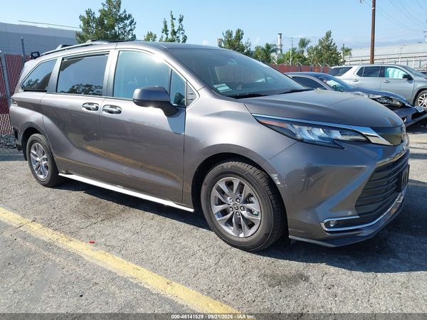 2022 TOYOTA SIENNA XLE — I1