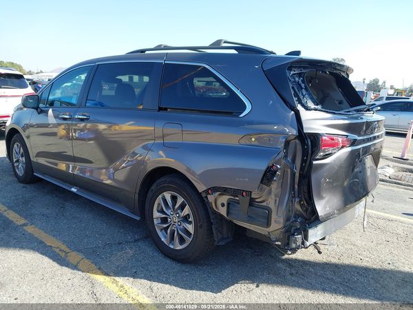 2022 TOYOTA SIENNA XLE — I3