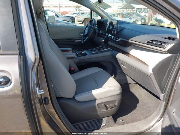 2022 TOYOTA SIENNA XLE — I5