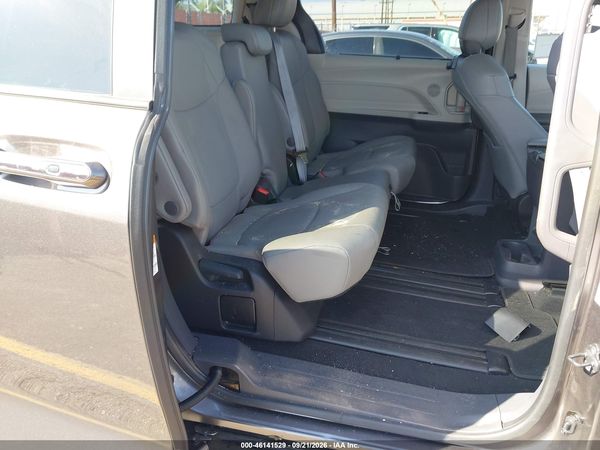 2022 TOYOTA SIENNA XLE — I8