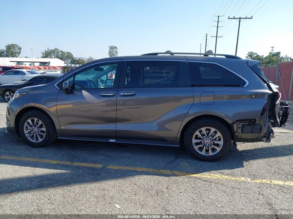 2022 TOYOTA SIENNA XLE — I117
