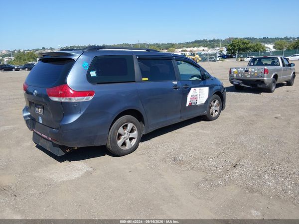 2014 TOYOTA SIENNA — I4