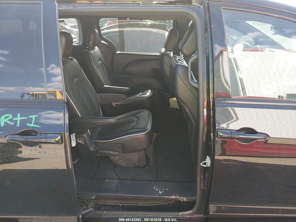 2025 CHRYSLER PACIFICA LIMITED — I8