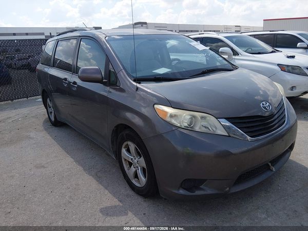 2013 TOYOTA SIENNA LE V6 8 PASSENGER — I1