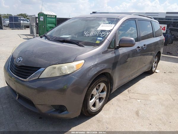2013 TOYOTA SIENNA — I2