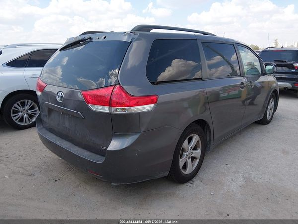2013 TOYOTA SIENNA LE V6 8 PASSENGER — I4
