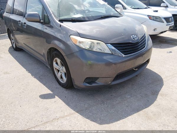 2013 TOYOTA SIENNA LE V6 8 PASSENGER — I6