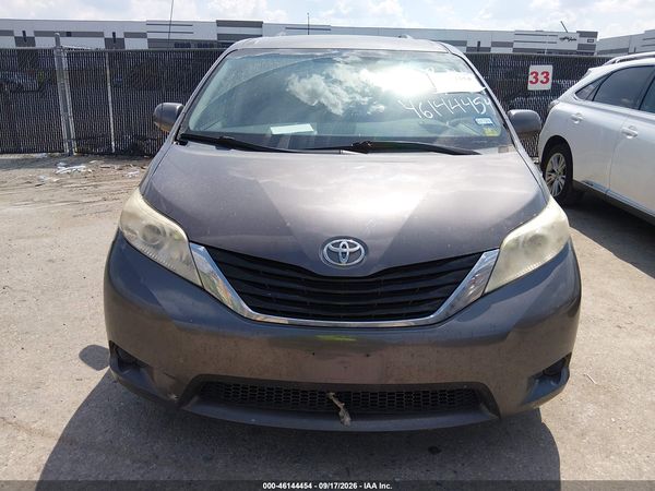 2013 TOYOTA SIENNA LE V6 8 PASSENGER — I115