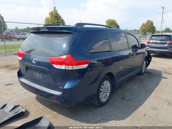 2012 TOYOTA SIENNA XLE V6 8 PASSENGER — I4