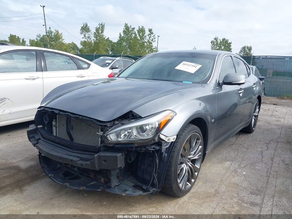 2017 INFINITI Q70 — I2