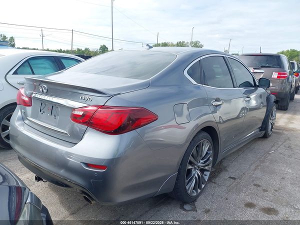 2017 INFINITI Q70 3.7X — I4