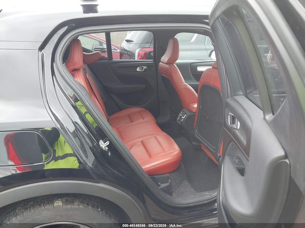 2019 VOLVO XC40 T5 MOMENTUM — I8