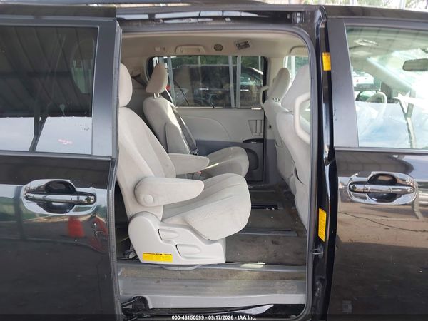 2013 TOYOTA SIENNA LE 7 PASSENGER — I8