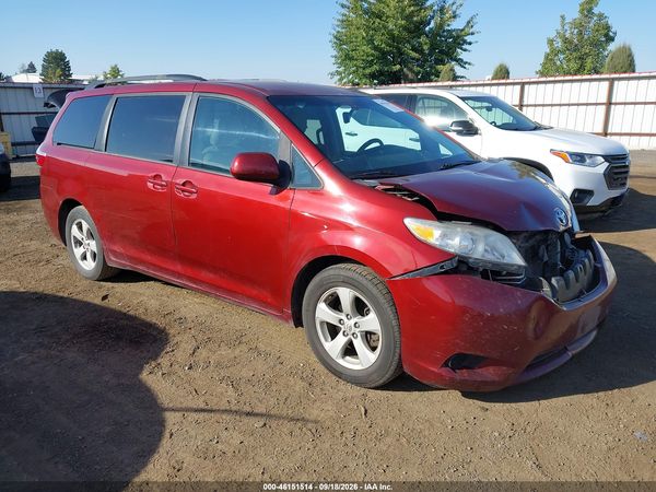 2015 TOYOTA SIENNA LE 8 PASSENGER — I1
