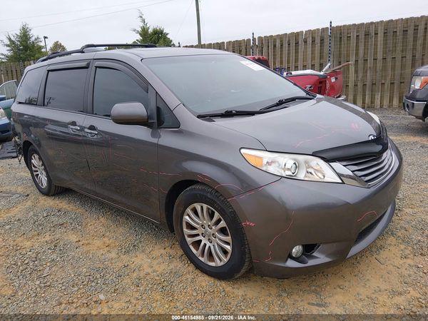 2017 TOYOTA SIENNA XLE 8 PASSENGER — I1